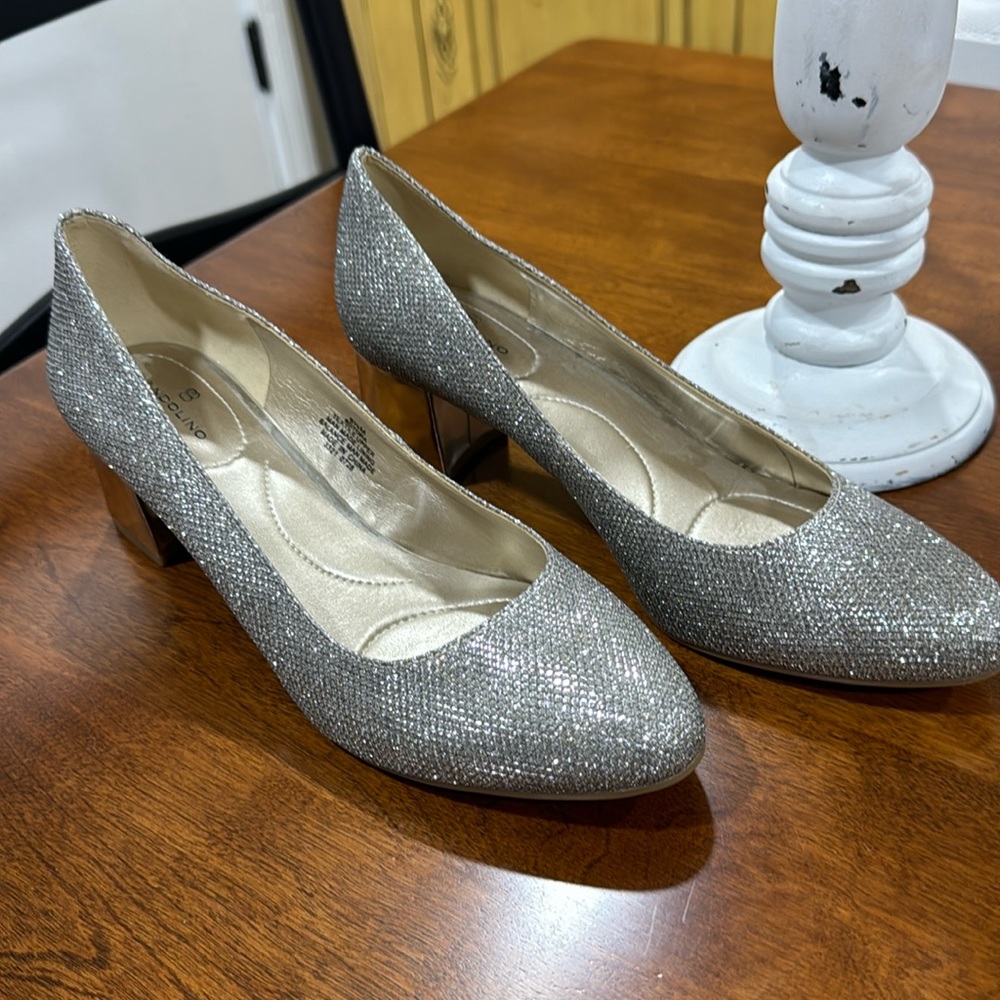 Bandolino 8.5 NWT Glittery Silver Stacked Heels